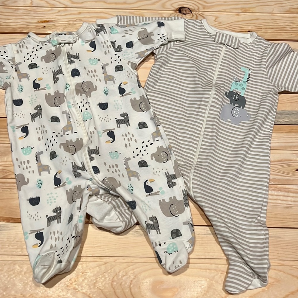 🦒 EUC - Adorable little Gerber Organic Outfits/Sleepers!